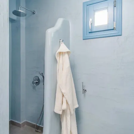 Bed & Breakfast Adamantios & *
